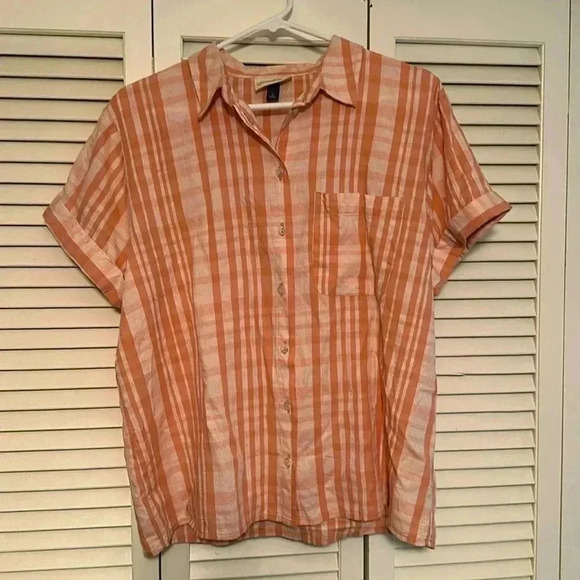 Universal Thread Tops - Women’s Universal Thread button up tee